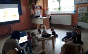 Grupa 3 i 4 latków ogląda film o Jesieni