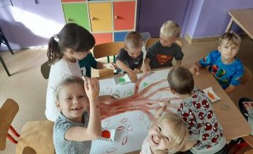 6 latki ozdabiają jesienne drzewo