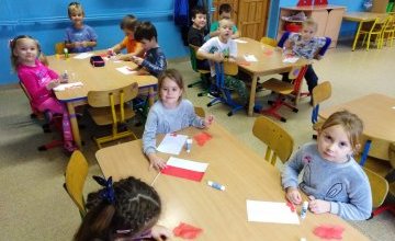 Grupa 5 latków świętuje niepodległość