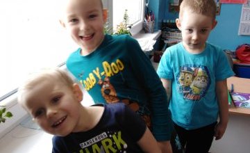 5 latki dokarmiają ptaki