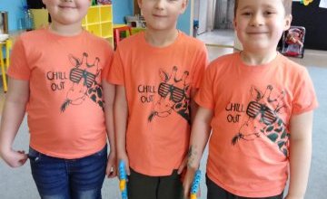 Grupa 5 latków wiosną