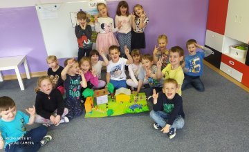 Dzieci z grupy 6 latków w wiejskiej zagrodzie