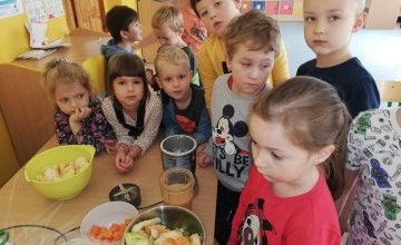 Sześciolatki wykonują sok owocowy