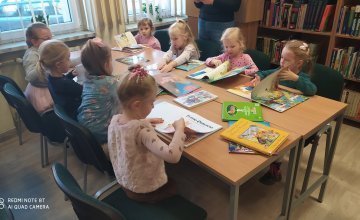 "Dzień Postaci z Bajek" - zajęcia biblioteczne w grupie 5 latków