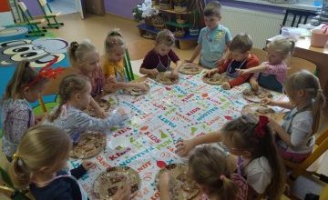 Dekorowanie pierniczków w grupie 5 latków