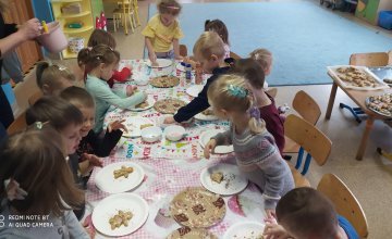 Ozdabianie pierników w grupie 4 latków