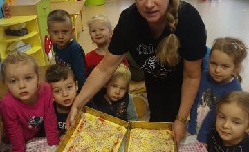 Pieczenie pizzy w grupie 4 latków