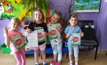 Dyplom dla dziewczynek z grupy 5 latków