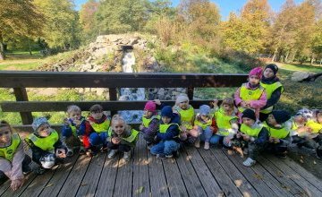 Poszukiwanie jesieni przez dzieci z grupy 5 - 6 latków