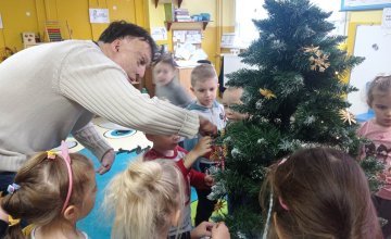 Ubieranie choinki z panem Łukaszem Wesołowskim w grupie 4 -5 latków
