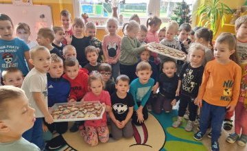Ozdabianie świątecznych pierniczków w grupie 4 - 5 i 5 - 6 latków
