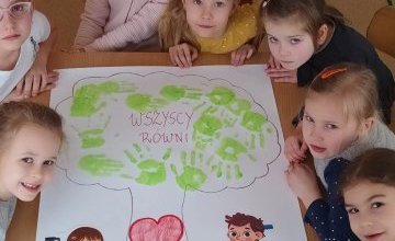 Dzieci z grupy 6 latków tworzą gazetkę oraz logo niepełnosprawnych w ramach programu "Każdy inni - wszyscy równi"
