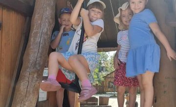 Dzieci z grupy integracyjnej na Grodzisku Zabaw