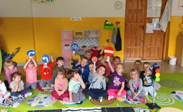 Dzieci z grupy 4 - 5 latków poznają zasady bezpieczeństwa w ruchu drogowym
