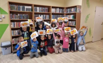 "Szukamy oznak jesieni" - zajęcia biblioteczne w grupie 5 - 6 latków