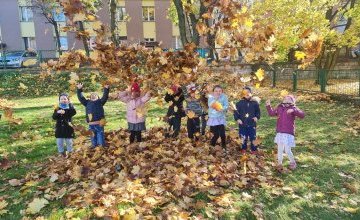 Jesienne zabawy dzieci z grupy 5 - 6 latków