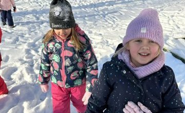 Zimowe zabawy na śniegu dzieci z grupy 6 latków