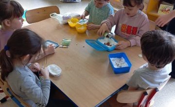 Sianie rzeżuchy w grupie 6 latków