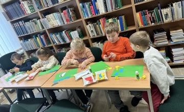 "Pierwsze oznaki wiosny" - zajęcia biblioteczne grupy 6 latków