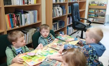 Pierwsza wizyta dzieci z grupy 3 - 4 latków w bibliotece