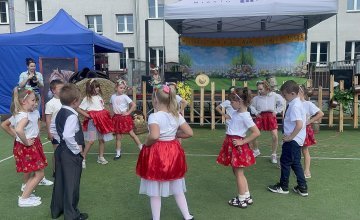 Występ grupy 6 latków na Pikniku w SP2