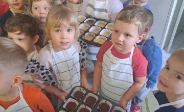 Pieczenie babeczek w grupie 3 latków
