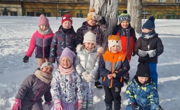 Zimowe zabawy na śniegu dzieci z grupy integracyjnej