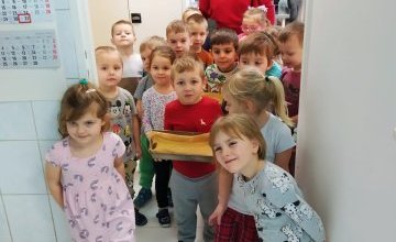 4 latki pieką ciasto