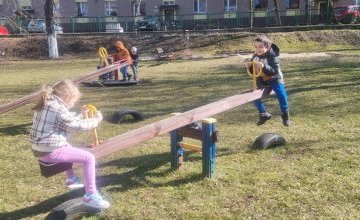 Pierwsze zabawy w ogrodzie przedszkolnym
