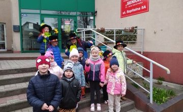 Wizyta dzieci z grupy integracyjnej w Domu Seniora