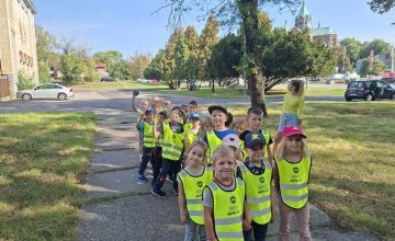 Jesienny spacer dzieci z grupy 5 - 6 latków