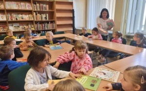 "Szukamy oznak jesieni" - zajęcia biblioteczne w grupie 5 - 6 latków (1)