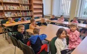 "Szukamy oznak jesieni" - zajęcia biblioteczne w grupie 5 - 6 latków (2)