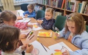 "Szukamy oznak jesieni" - zajęcia biblioteczne w grupie 5 - 6 latków (5)