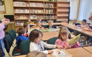 "Szukamy oznak jesieni" - zajęcia biblioteczne w grupie 5 - 6 latków (7)