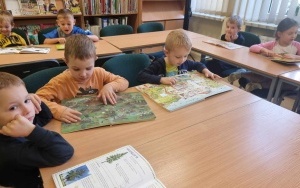 "Szukamy oznak jesieni" - zajęcia biblioteczne w grupie 5 - 6 latków (9)
