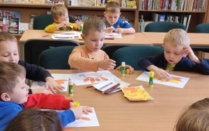 "Szukamy oznak jesieni" - zajęcia biblioteczne w grupie 5 - 6 latków (10)