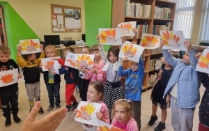 "Szukamy oznak jesieni" - zajęcia biblioteczne w grupie 5 - 6 latków (13)