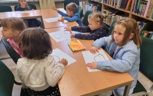 "Szukamy oznak jesieni" - zajęcia biblioteczne w grupie 5 - 6 latków (19)