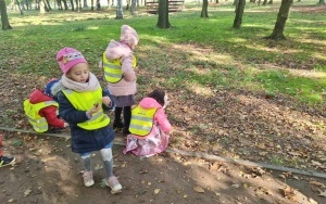 Dzieci z grupy 5 - 6 latków w Parku Grabek (4)