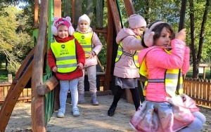 Dzieci z grupy 5 - 6 latków w Parku Grabek (1)