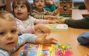 Pierwsze zajęcia biblioteczne w grupie 4 - 5 latków (7)