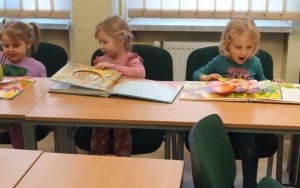 Pierwsze zajęcia biblioteczne w grupie 4 - 5 latków (12)