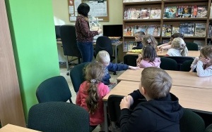 "Z przyrodą za pan brat" - zajęcia biblioteczne w grupie 6 latków (11)