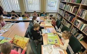 "Z przyrodą za pan brat" - zajęcia biblioteczne w grupie 6 latków (13)