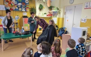Wizyta Pań fryzjerek w grupie 5 - 6 latków (10)