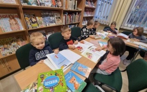 "Z przyrodą za pan brat" - zajęcia biblioteczne w grupie 5 - 6 latków (7)