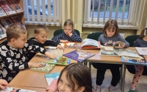 "Z przyrodą za pan brat" - zajęcia biblioteczne w grupie 5 - 6 latków (12)
