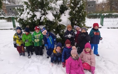 Zimowe zabawy na śniegu w grupie 5 - 6 latków (14)