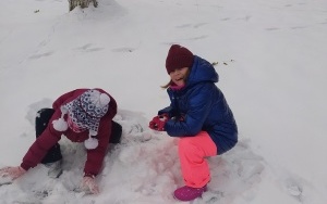 Zimowe zabawy na śniegu w grupie 5 - 6 latków (1)